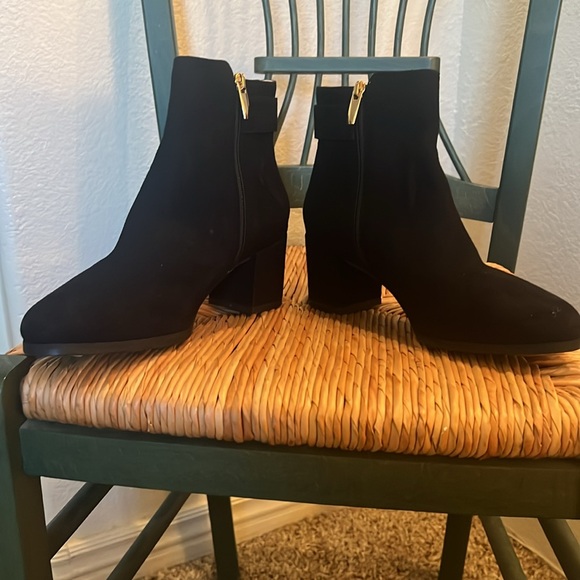 Ron White Leather/Suede Booties SZ 7.5 Eur 37.5. NWT Gold Buckle, side zip. Cute - Picture 2 of 8